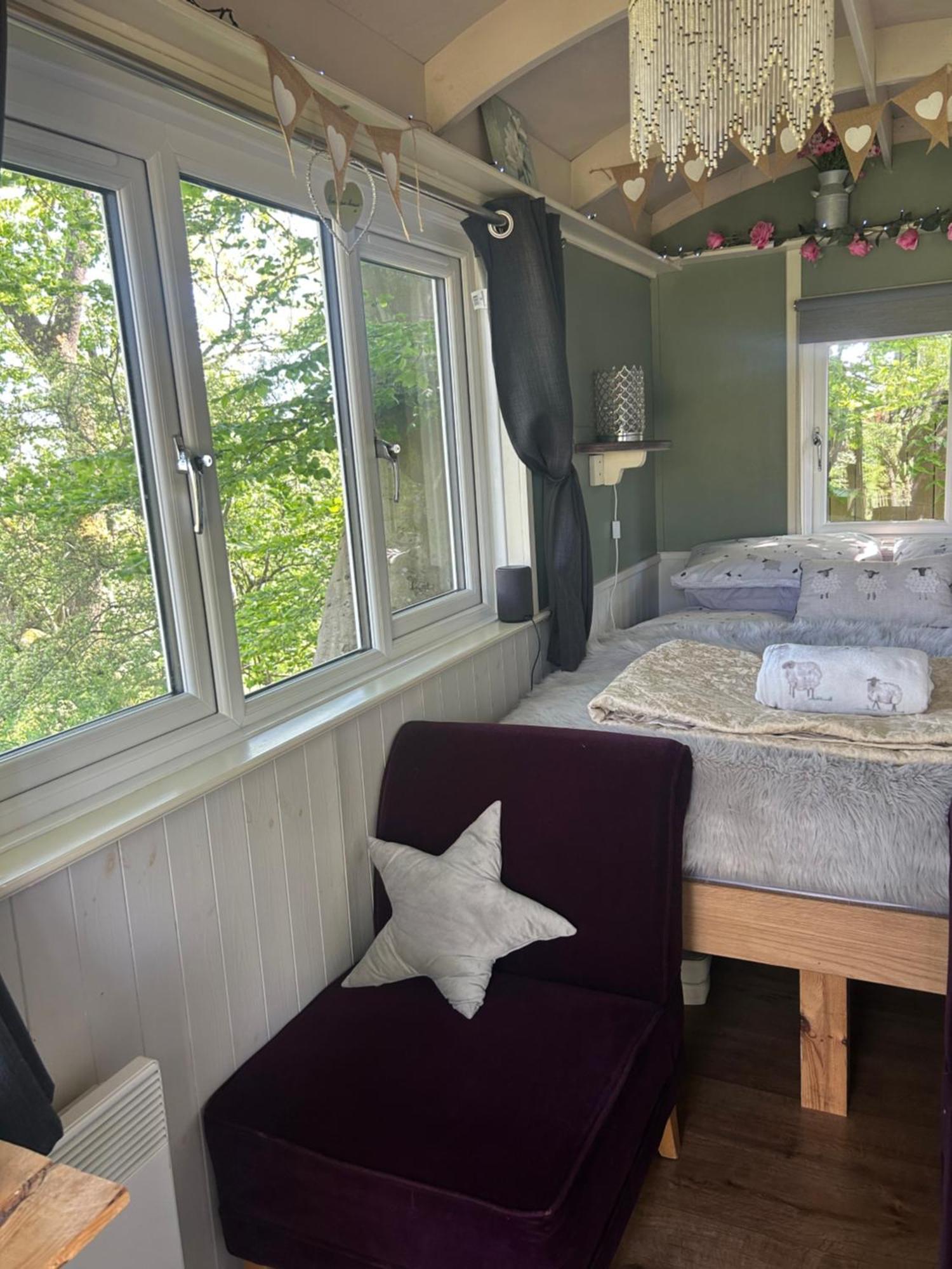 Rhodes To Serenity - Waterfall Shepherds Hut Cauldon Buitenkant foto